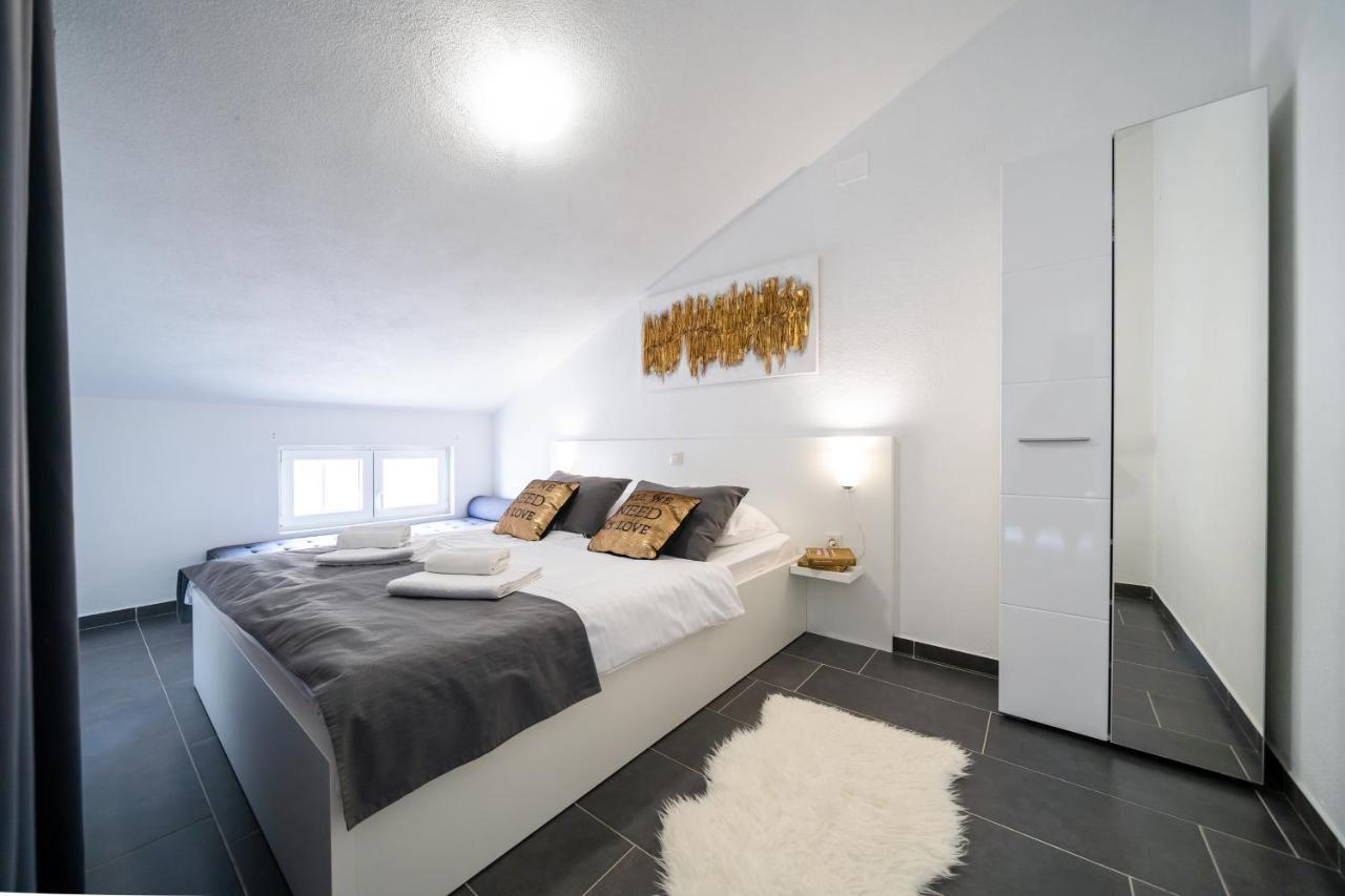 Holiday Apartments Amarilis Pakostane Exterior photo